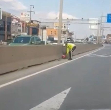 Türk bayrağı yere düşünce trafiği durdurdu