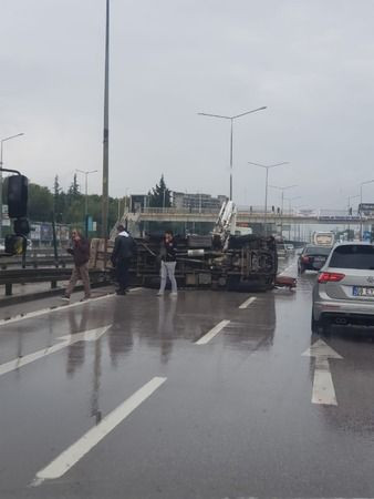 İzmit'te yan yatan kamyon, trafiği felç etti