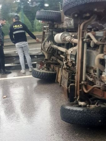 İzmit'te yan yatan kamyon, trafiği felç etti