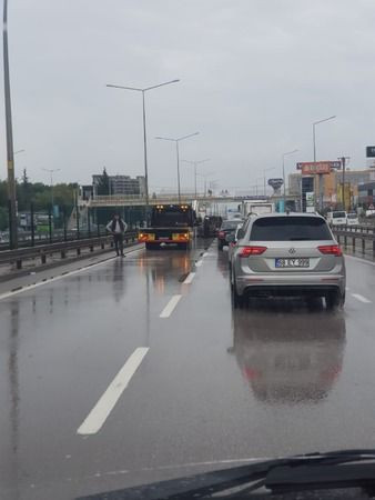 İzmit'te yan yatan kamyon, trafiği felç etti