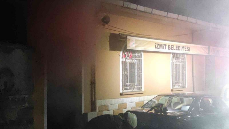 İzmit'te 55 yıllık cami alevlere teslim oldu