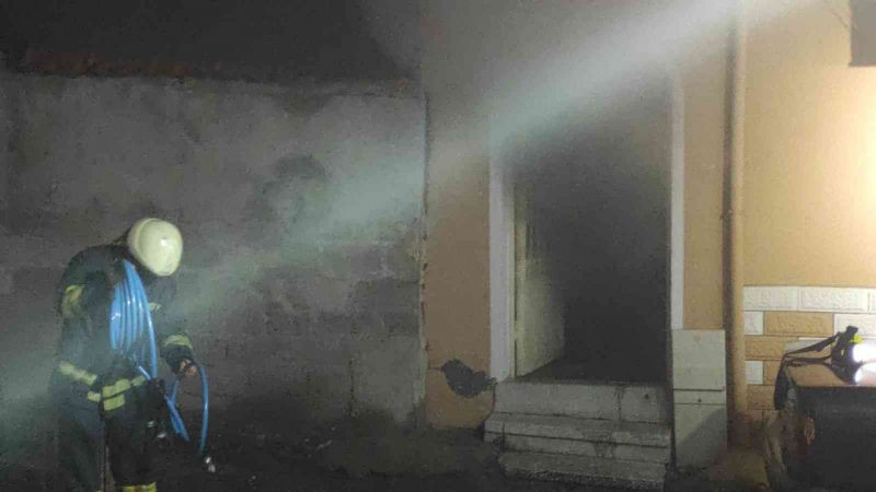 İzmit'te 55 yıllık cami alevlere teslim oldu