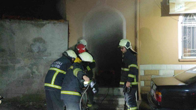 İzmit'te 55 yıllık cami alevlere teslim oldu