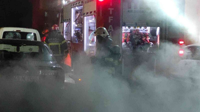 İzmit'te 55 yıllık cami alevlere teslim oldu