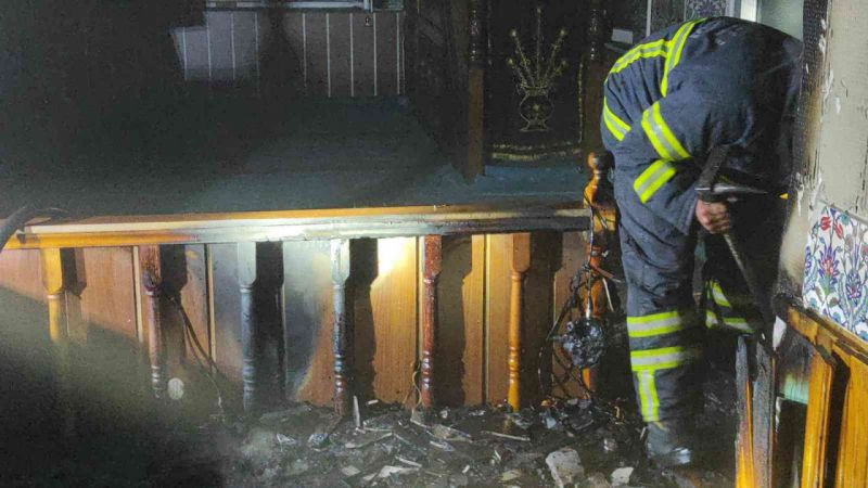 İzmit'te 55 yıllık cami alevlere teslim oldu