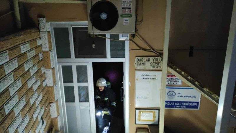 İzmit'te 55 yıllık cami alevlere teslim oldu