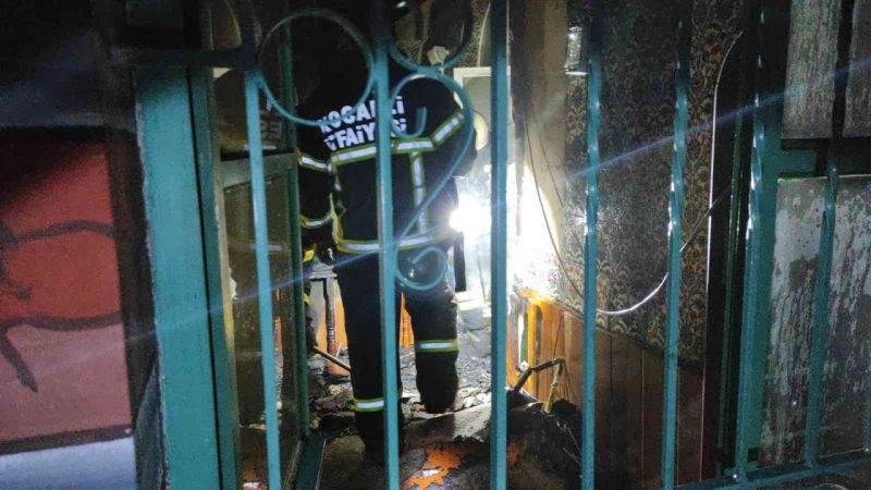 İzmit'te 55 yıllık cami alevlere teslim oldu