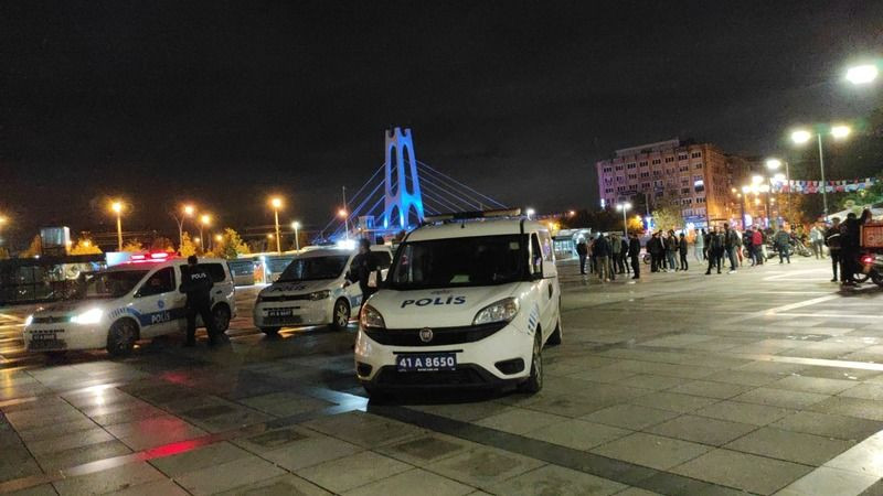 İzmit çarşıda, tekme tokat birbirine girdiler