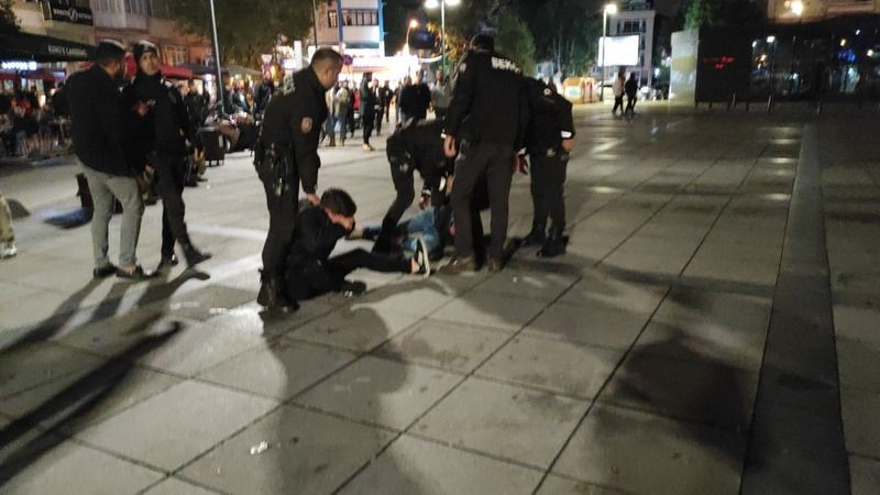 İzmit çarşıda, tekme tokat birbirine girdiler