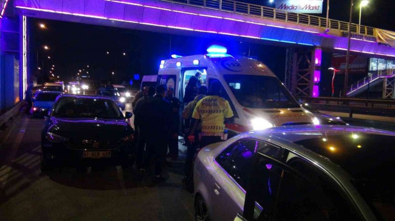 İzmit'te otomobiller çarpıştı: 2 yaralı