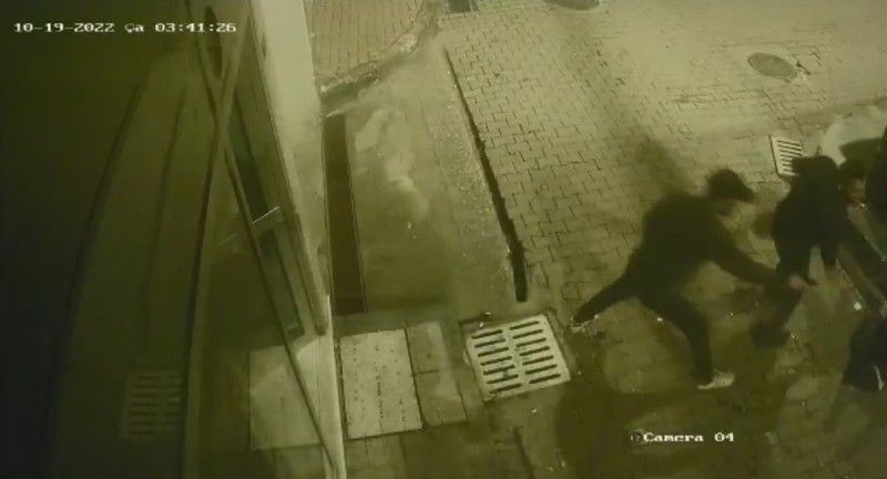 Sokak ortasındaki dehşet sanisaniye kamerada Önce ateş ettiler sonra tekmelediler