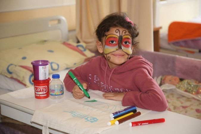 Büyükşehir, hastanedeki çocuklara moral dağıttı