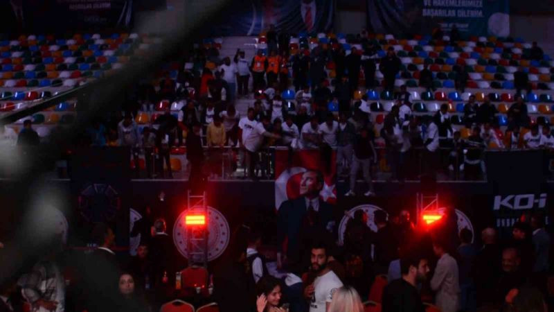 Tribünden atlayan seyircilerle özel güvenlik arasında çıkan kavgada yumruklar havada uçuştu