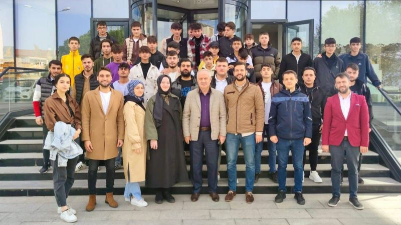 Başkan Aygun gençlerle bir arada