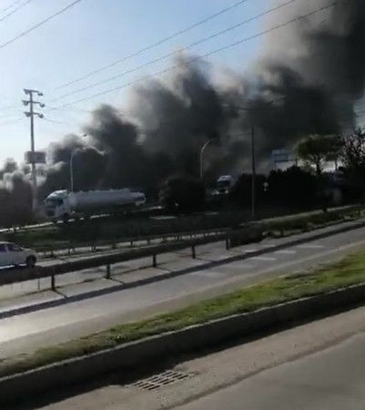 Tüpraş'ın yanında korkutan yangın, patlamalar oluyor