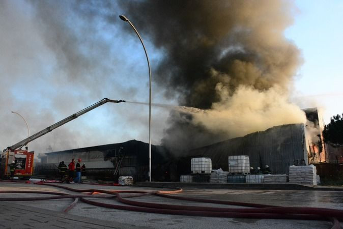 TÜPRAŞ’IN YANINDA ÇIKAN YANGIN GÜÇLÜKLE SÖNDÜRÜLDÜ