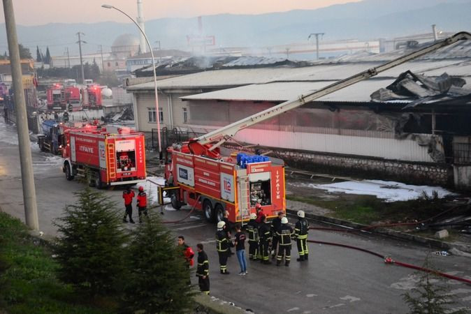 TÜPRAŞ’IN YANINDA ÇIKAN YANGIN GÜÇLÜKLE SÖNDÜRÜLDÜ