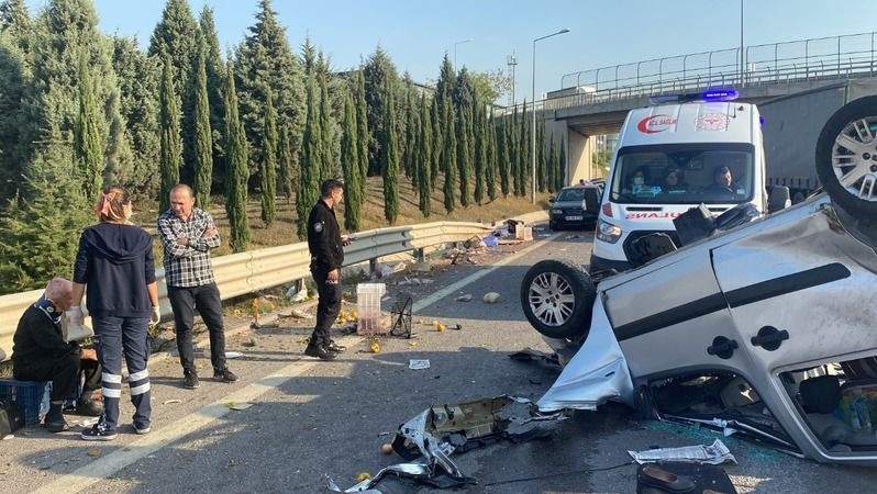 SEYİR HALİNDEYKEN TEKERİ PATLAYAN ARAÇ, TEM’DE DEFALARCA TAKLA ATTI