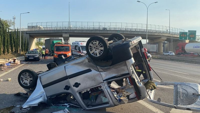 SEYİR HALİNDEYKEN TEKERİ PATLAYAN ARAÇ, TEM’DE DEFALARCA TAKLA ATTI