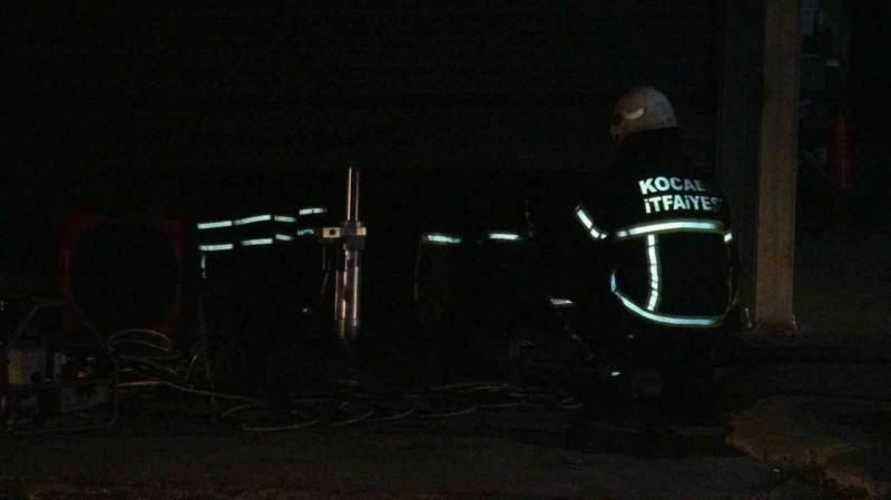 İki oto tamirci dükkanında çıkan yangın paniğe sebep oldu