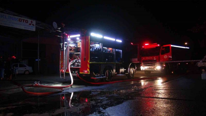 İki oto tamirci dükkanında çıkan yangın paniğe sebep oldu