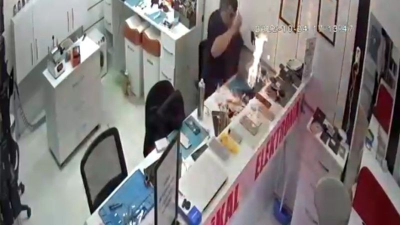 Tamir için getirilen telefon böyle patladı