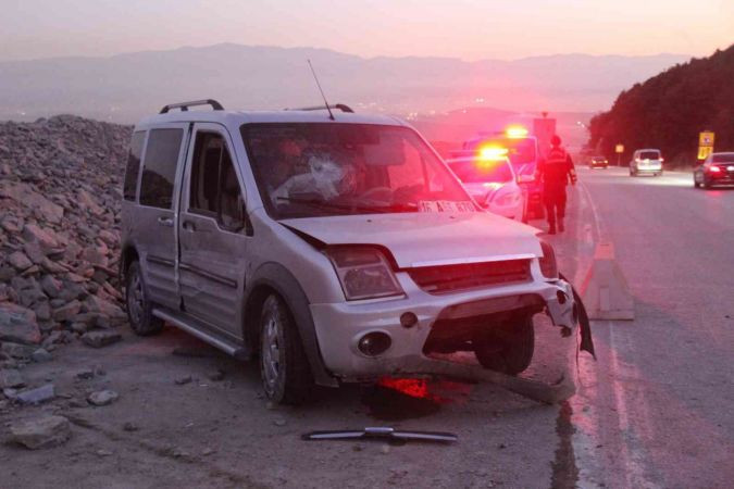 Hatalı sollama kaza getirdi, yaralılar var