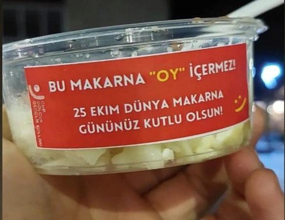 CHP’li gençlerden makarnalı gönderme Bakın ne yazdılar!