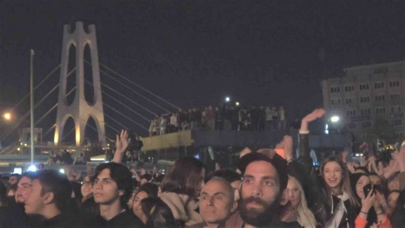 Emir Can İğrek hayranları, çatı ve köprülere çıktı