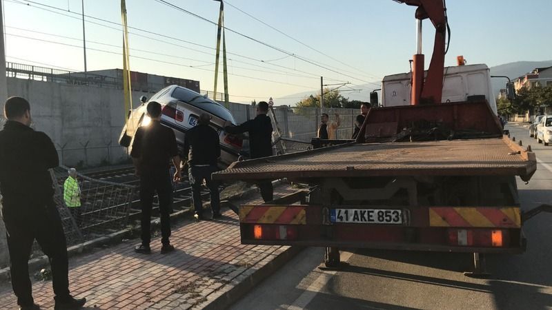 LÜKS OTOMOBİL TREN RAYLARINA UÇTU, SEFERLER İPTAL EDİLDİ
