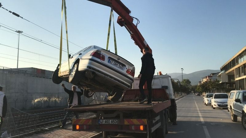 LÜKS OTOMOBİL TREN RAYLARINA UÇTU, SEFERLER İPTAL EDİLDİ