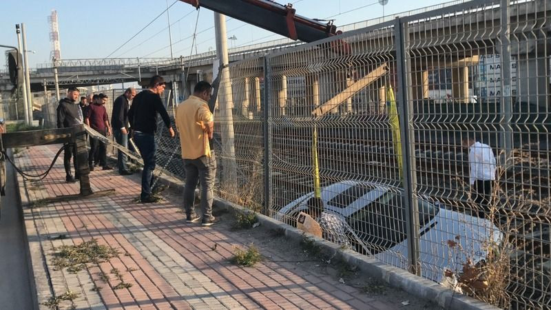 LÜKS OTOMOBİL TREN RAYLARINA UÇTU, SEFERLER İPTAL EDİLDİ