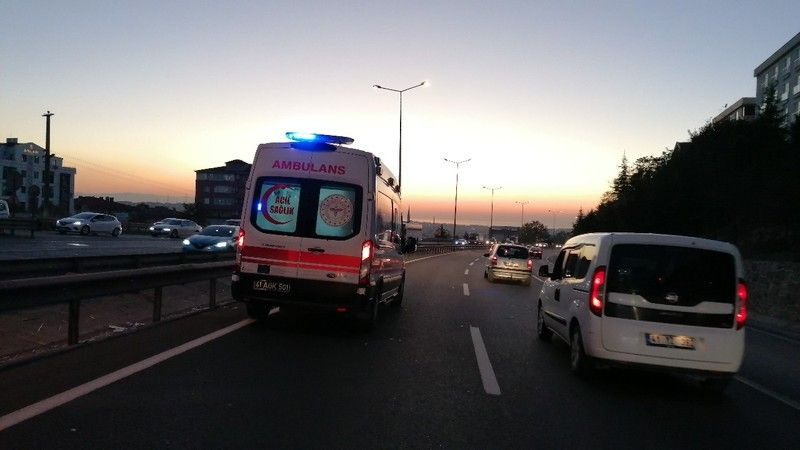 D-100’de 3 araç birbirine girdi: 1 yaralı