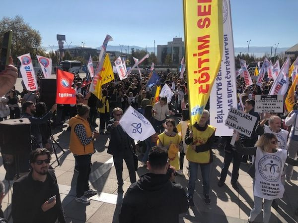 Yüzlerce öğretmen Kent Meydanı’nda toplandı!