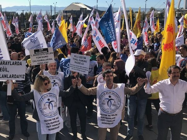 Yüzlerce öğretmen Kent Meydanı’nda toplandı!