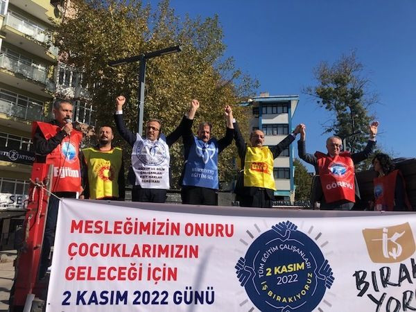 Yüzlerce öğretmen Kent Meydanı’nda toplandı!