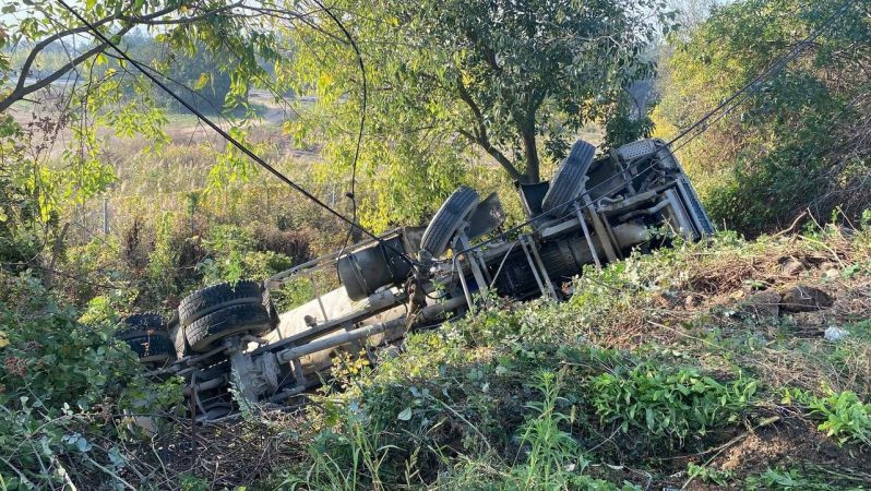 Kocaeli’de beton mikseri devrildi: 1 yaralı