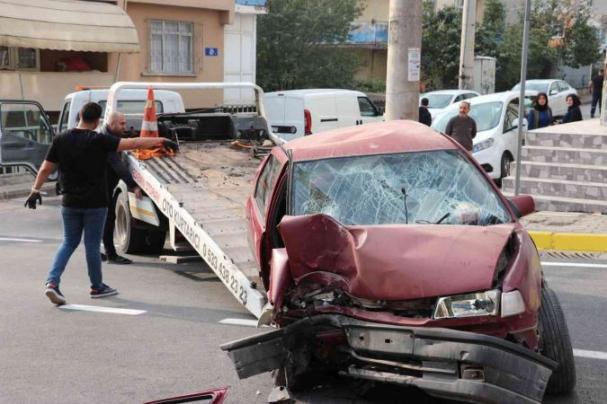 Paramparça olan otomobilde can pazarı