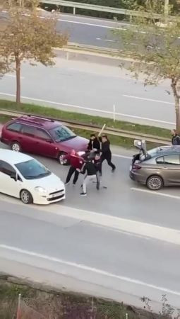 Araçları durdurup sopalarla birbirlerine saldırdılar