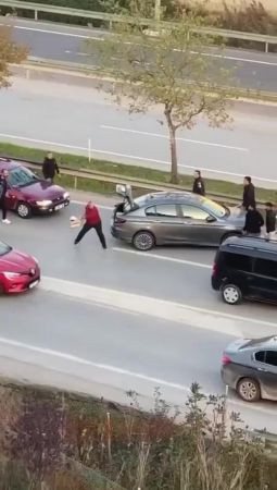 Araçları durdurup sopalarla birbirlerine saldırdılar