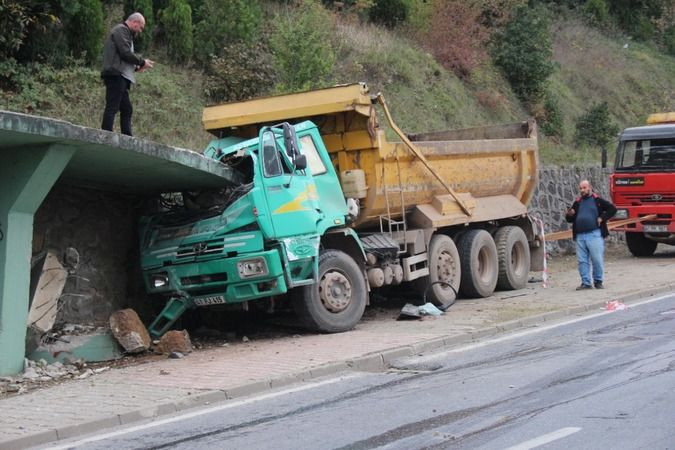 70 metre sürüklenen kamyon beton merdivene çarptı: 1 ölü