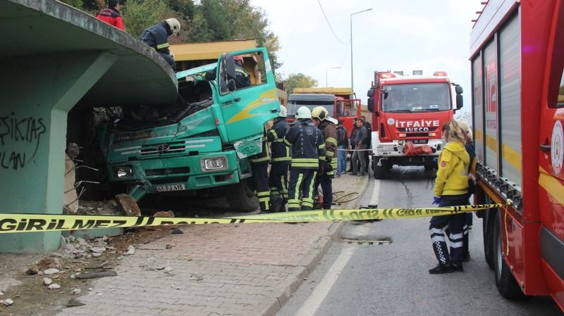 70 metre sürüklenen kamyon beton merdivene çarptı: 1 ölü