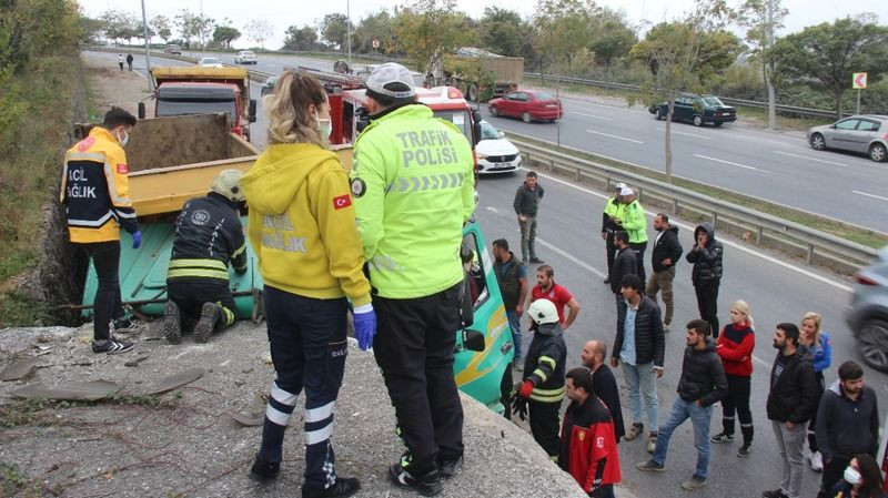 70 metre sürüklenen kamyon beton merdivene çarptı: 1 ölü