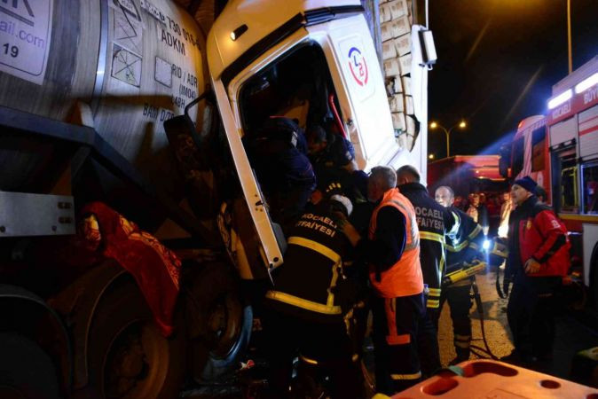 Tankerle çarpışan tır, kağıt gibi ezildi, sürücü 1 saatte çıkarıldı