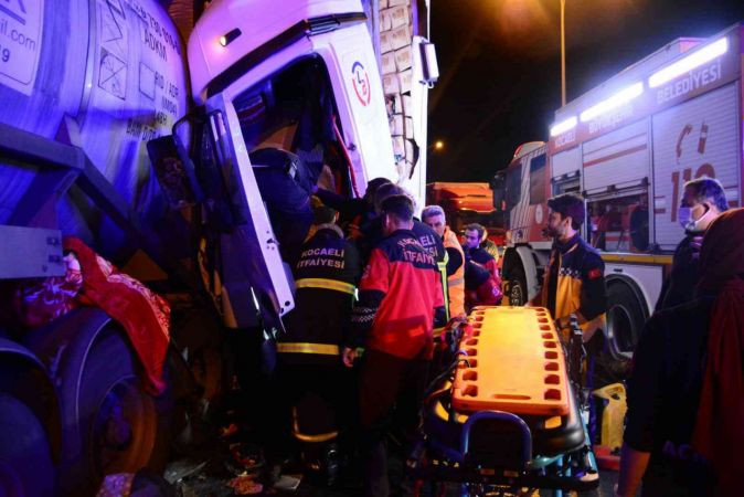 Tankerle çarpışan tır, kağıt gibi ezildi, sürücü 1 saatte çıkarıldı