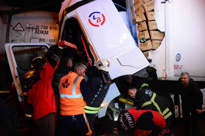Tankerle çarpışan tır, kağıt gibi ezildi, sürücü 1 saatte çıkarıldı