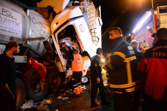 Tankerle çarpışan tır, kağıt gibi ezildi, sürücü 1 saatte çıkarıldı