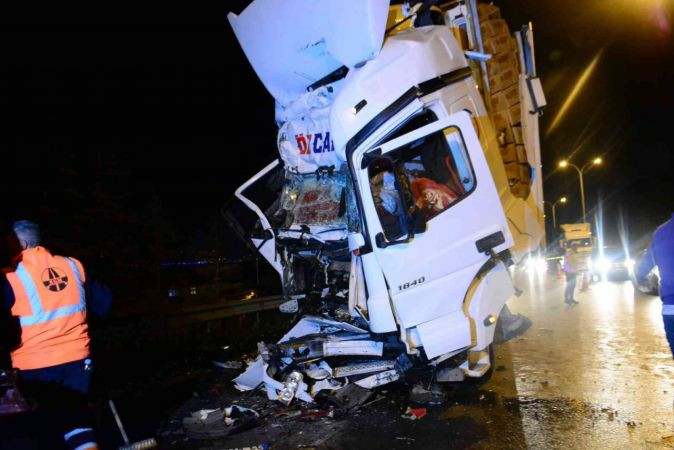 Tankerle çarpışan tır, kağıt gibi ezildi, sürücü 1 saatte çıkarıldı