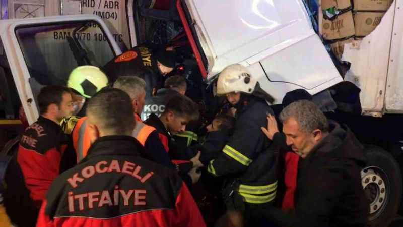 Tankerle çarpışan tır, kağıt gibi ezildi, sürücü 1 saatte çıkarıldı