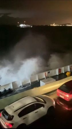 Marmara Denizinde korku dolu anlar: Dalgalar metrelerce yükseldi